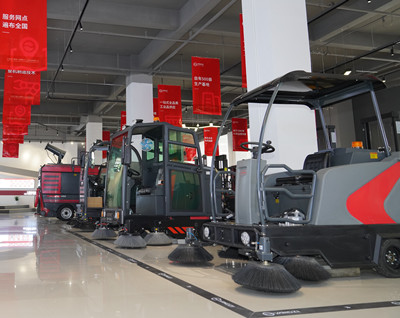 掃地車(chē)廠(chǎng)家談設(shè)備的特點(diǎn)和用途